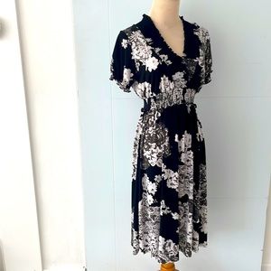 En Focus Studio  Black and White floral Dress size 8. Flattering fit